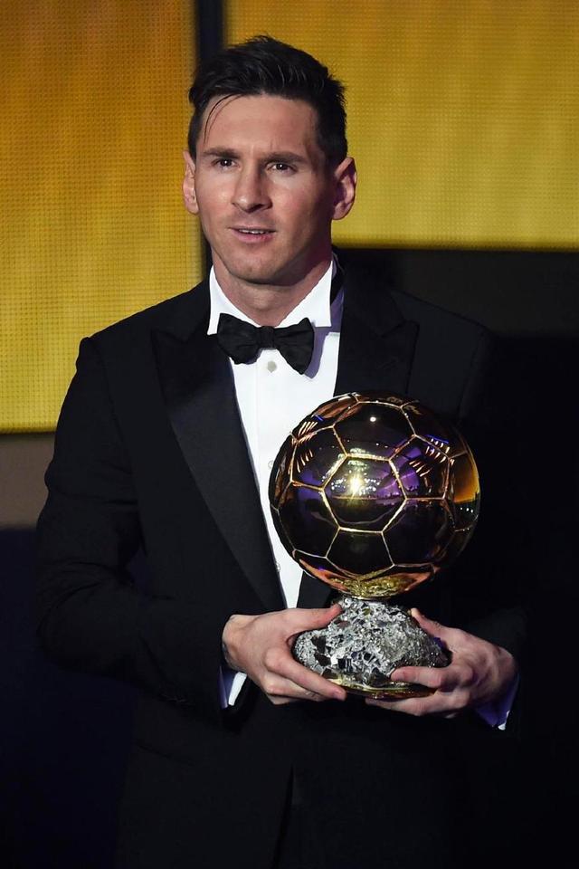 中国乒乓球队在关键战中被法国新星勒布伦逆转，展现技术与心理博弈，国乒面临严峻挑战。（关键一役，国乒遭法国新星勒布伦逆转：技战术与心理博弈凸显，挑战空前严峻）