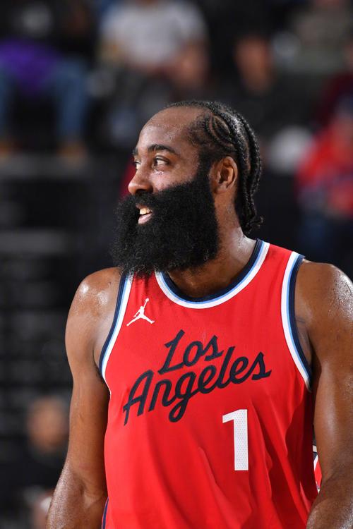 东契奇伤退，球队面临挑战（东契奇因伤退场，球队迎来考验）