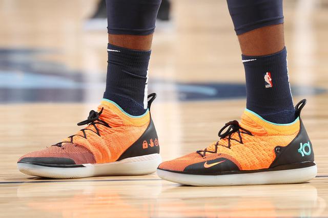 外线手感冰凉！森林狼首节三分6中0，太阳11中2（外线哑火：森林狼首节三分6投全失，太阳11投仅中2）