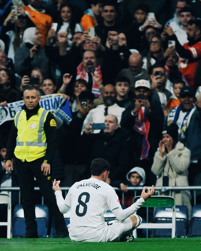 延续火热状态！陈盈骏半场7中6贡献13分2断（火力不减！陈盈骏半场7投6中砍下13分并送2次抢断）