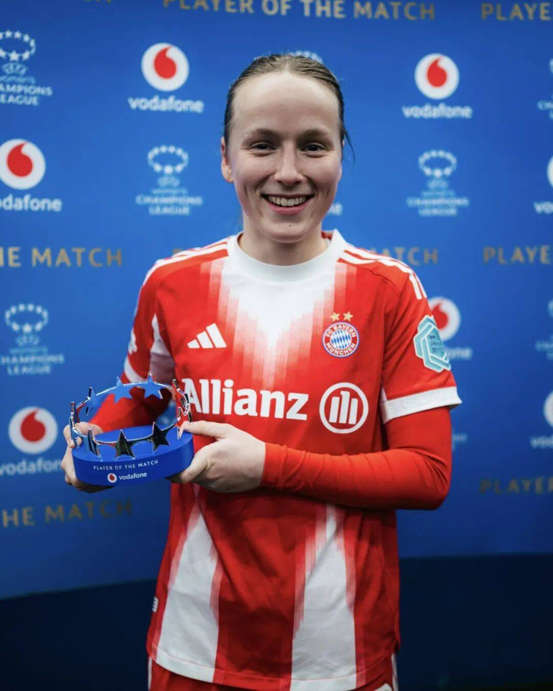 阿贾克斯客场4-2逆转卡拉巴克，收获本赛季欧冠首胜（阿贾克斯客场4-2翻盘卡拉巴克，迎来本赛季欧冠首胜）