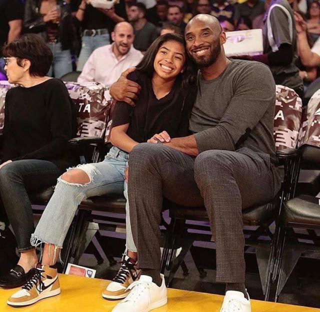 甜点位！哈登持球突然开炮 侧翼三分再度穿针（甜点位出击！哈登持球急停开火，侧翼三分再度命中）