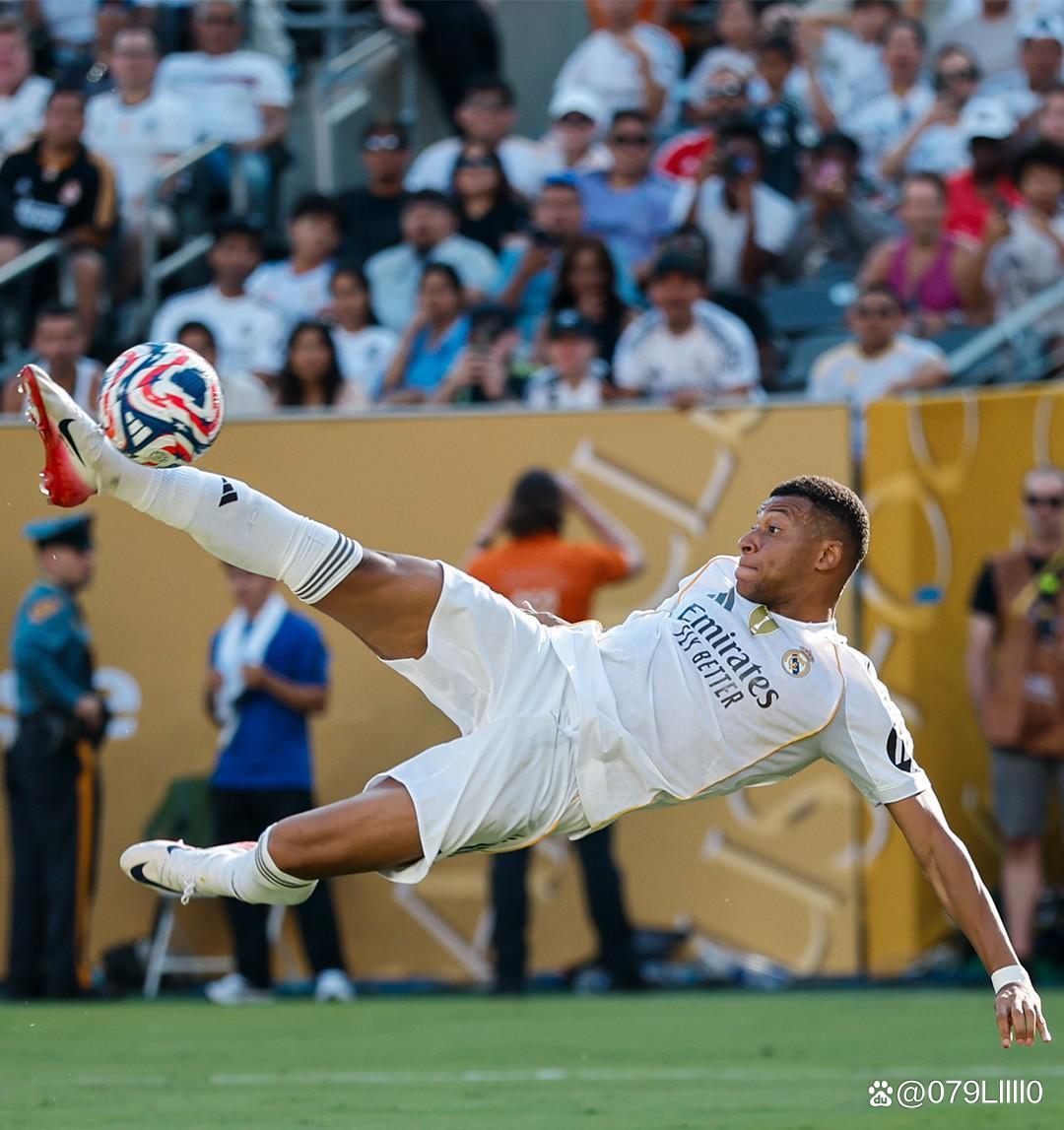 女星爆砍69分！华子：哪天都愿意她在我身上得这么多分（女篮球星狂轰69分！华子打趣：随时欢迎她在我头上拿这么多分）