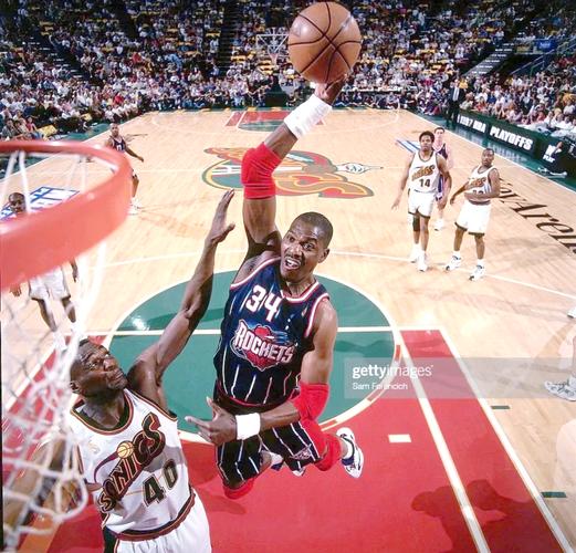 当火箭将对手得分限制在110分以下时，球队12战全胜（火箭将对手得分压到110分以下时，球队战绩为12胜0负）