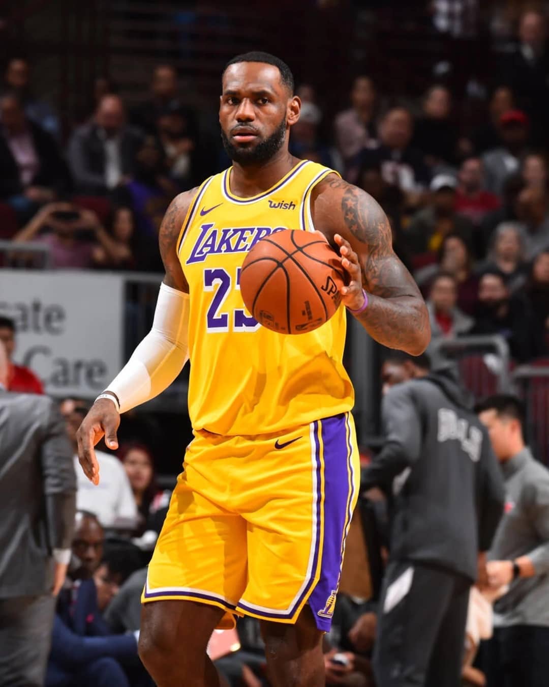 首节就飙上！爱德华兹7中4得13分，唐斯9中5得14分（首节火力全开：爱德华兹7投4中轰13分，唐斯9投5中砍14分）